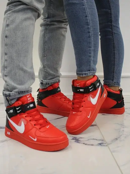 яркие красные кроссовки с синими джинсами